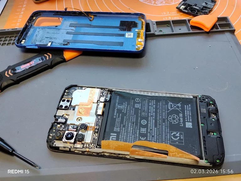 Redmi 15 у розібраному вигляді — доступ до акумулятора й плати